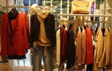 校園創(chuàng)業(yè)新典范 大學(xué)生服裝店線上線下雙管齊下，年入百萬的生意經(jīng)